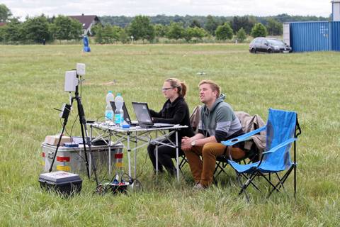 Barbara Altstädter und Henning Busse überwachen einen ALADINA-Flug an der Bodenstation. Foto: Nico Weil, TU Braunschweig