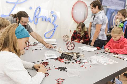 Am Stand des Leibniz-Instituts für Festkörper-und Werkstoffforschung (IFW). Foto: CHRISTIAN HÜLLER FOTOGRAFIE