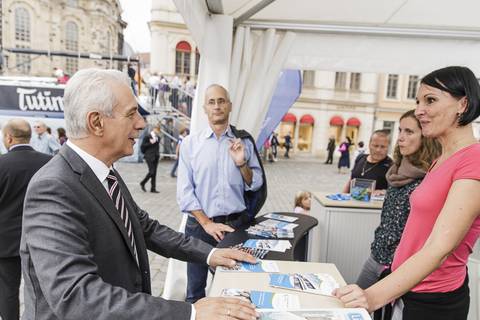 Ministerpräsident Stanislaw Tillich am Stand der Universität Leipzig. Foto: CHRISTIAN HÜLLER FOTOGRAFIE