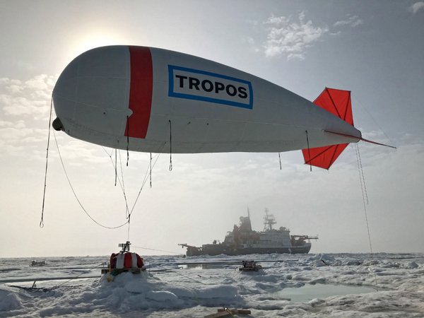 Der Fesselballon von TROPOS und Uni Leipzig im Einsatz auf der Eisscholle. Foto: Christian Pilz, TROPOS