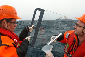 Manuela van Pinxteren und Sebastian Zeppenfeld vom TROPOS beim Beproben des Oberflächenfilms vom Schlauchboot aus. Foto: Stephan Schön, Sächsische Zeitung