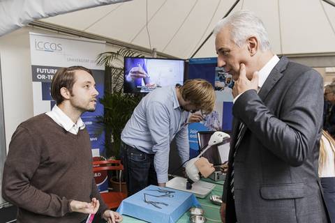 Ministerpräsident Stanislaw Tillich am Stand der Universität Leipzig. Foto: CHRISTIAN HÜLLER FOTOGRAFIE