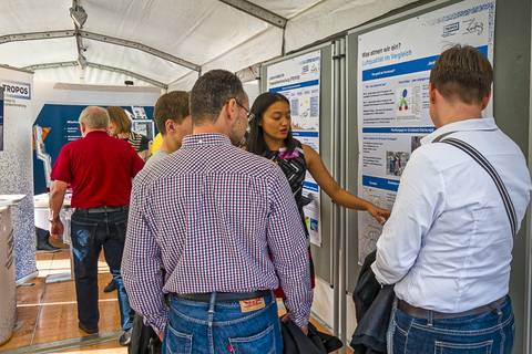 Unsere Expertinnen zur Luftqualität waren gefragte Gesprächspartnerinnen am TROPOS-Stand. Foto: Kay Weinhold, TROPOS