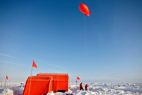 FS Polarstern mit der MOSAiC-Eisscholle. Am 22. April 2020 haben sieben MOSAiC-Teilnehmer mit Twin-Otter-Polarflugzeugen das MOSAiC-Eiscamp verlassen. Die persönlichen Umstände hatten eine weitere Teilnahme am verlängerten dritten Expeditionsabschnitt nicht zugelassen. (Foto: Christian R. Rohleder, DWD)