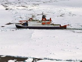 Nördlich von Spitzbergen schiebt sich die Polarstern durch meterdickes Eis, um später mit einer Scholle zwei Wochen zu driften. Foto: Stephan Schön, Sächsische Zeitung