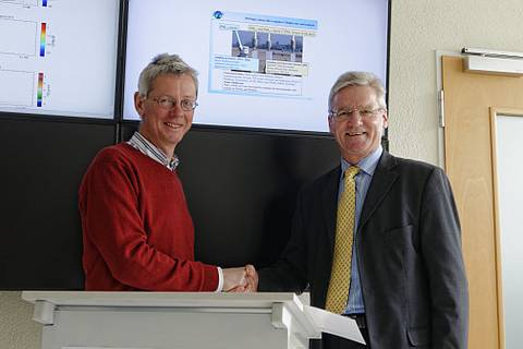 Prof. Dr. Andreas Macke (Direktor des TROPOS) und Norbert Eichkorn (Präsident des Sächischen Landesamtes für Umwelt, Landwirtschaft und Geologie/ LfULG) unterzeichnen eine Kooperationsvereinbarung zwischen beiden Institutionen.(v.l.n.r.) Foto: Tilo Arn