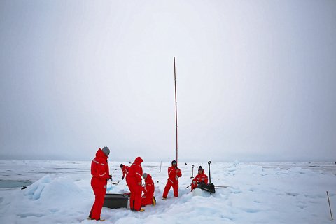 Team ICE und ECO bei der Arbeit auf dem Eis. Dabei werden sie auch von Atmosphärenforscher wie Julian unterstützt. Für viele Arbeiten sind die Team auf zusätzliche Unterstützung angewiesen. Foto: Lisa Grosfeld, AWI