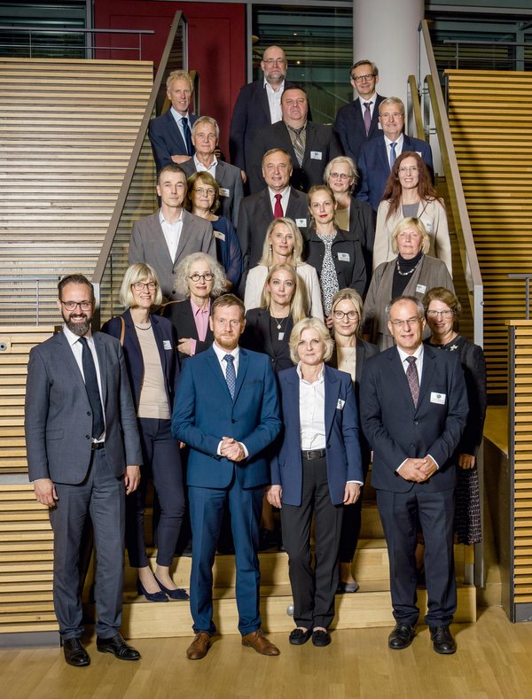 Gruppenfoto der Direktorinnen und Direktoren der sächsischen Leibniz-Einrichtungen mit den Festrednern Sebastian Gemkow (Wissenschaftsminister Sachsen), Michael Kretschmer (Ministerpräsident Sachsen) und Prof. Dr. Martina Brockmeier (Präsidentin der Leibniz-Gemeinschaft) (1. Reihe v.l.n.r.). Foto: Michael Schmidt