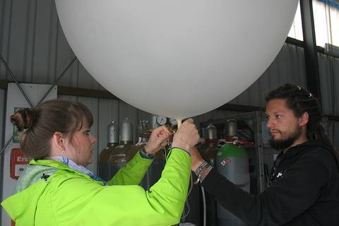 Die Radiosonde wird vorbereitet... Foto: Janine Lückerath/ Universität Bayreuth