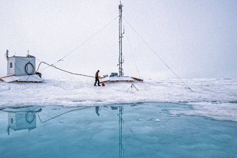 The MOSAiC ice floe is melting more and more. Right next to the tower in MetCity a large melting pond has formed. Photo: Lianna Nixon, University of Colorado