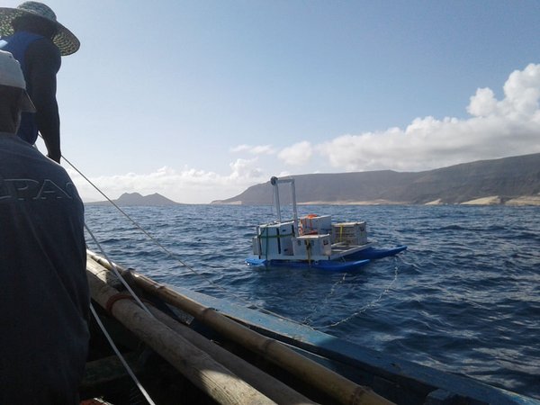 Während der Messkampagne wird der Oberflächenfilm auf dem Atlantik vor den Kapverdischen Inseln mit dem Katamaran "MarParCat" gesammelt, den das Leibniz-Zentrum für Marine Tropenforschung (ZMT) gebaut hat. Foto: Manuela van Pinxteren, TROPOS Während der Messkampagne wird der Oberflächenfilm auf dem Atlantik vor den Kapverdischen Inseln mit dem Katamaran "MarParCat" gesammelt, den das Leibniz-Zentrum für Marine Tropenforschung (ZMT) gebaut hat. Foto: Manuela van Pinxteren, TROPOS