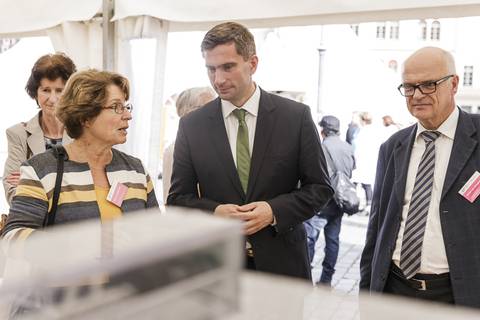 Martin Dulig, Staatsminister für Wirtschaft, Arbeit und Verkehr, am Stand des IPF. Foto: CHRISTIAN HÜLLER FOTOGRAFIE