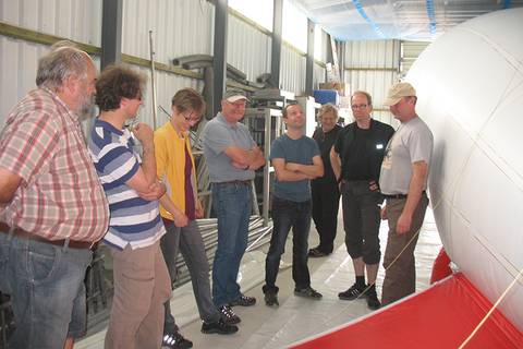 Der Ballon ist fertig für den Aufstieg (2.6.), nach der kurzen Lagebesprechung muss nur noch auf Windstille gewartet werden. Foto: Janine Lückerath/ Universität Bayreuth