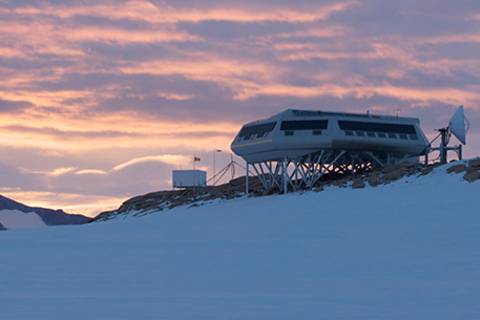 Belgische Antarktisstation Princess Elisabeth. Links neben der Hauptstation ist der Messcontainer von BELATMOS zu sehen. Foto: Rene Robert/IPF