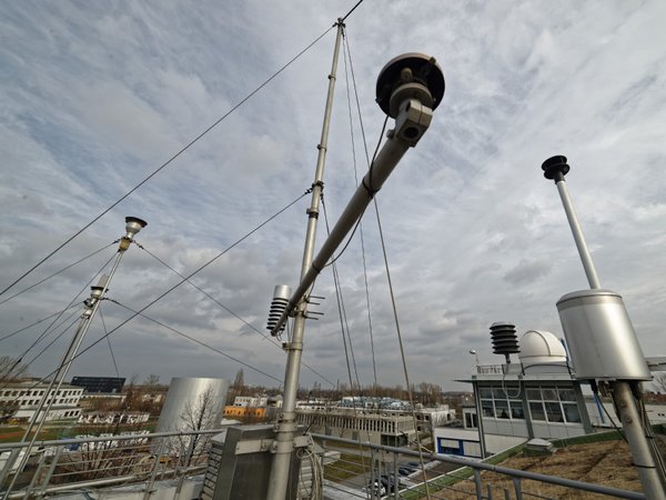 Um die Wirkung des Lockdowns auf die lokale Luftqualität zu untersuchen, hat TROPOS am Beispiel von Leipzig diverse Messungen ausgewertet: Die TROPOS-Station in der Permoser Straße im Nordosten Leipzigs ist etwa 150 Meter von der B6 entfernt. Foto: Tilo Arnhold, TROPOS