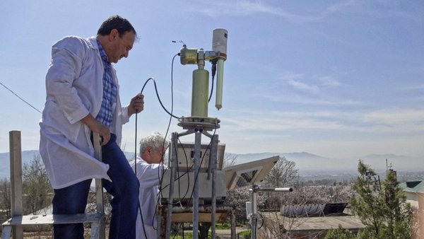 Mit Sonnenphotometer des globalen Netzwerk AERONET (AErosol RObotic NETwork) werden die atmosphärischen Eigenschaften von Aerosolen gemessen. Foto: Julian Hofer/ TROPOS