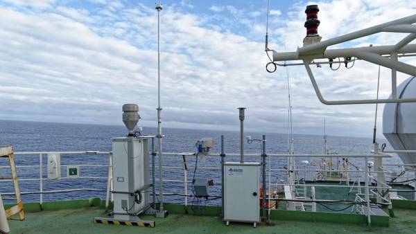 Unsere Partikelsammler Seite an Seite auf der Reling der Akademik Troyshnikov. Foto: Silvia Henning, TROPOS Unsere Partikelsammler Seite an Seite auf der Reling der Akademik Troyshnikov. Foto: Silvia Henning, TROPOS