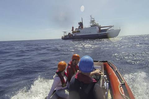 To analyze exchange processes between ocean and atmosphere samples of surface layer are taken from the Atlantic ocean. (Source: Tilo Arnhold/TROPOS)