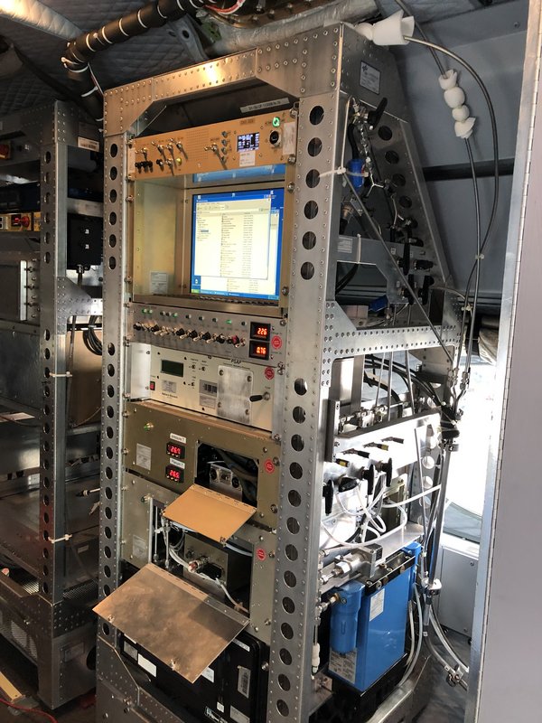 Im Flugzeug befindet sich umfangreiche Messtechnik, die es ermöglicht, beim Flug in die Zirruswolken und Kondensstreifen die Eispartikel zu sammeln, zu verdunsten und die darin befindlichen Aerosolpartikel auf unterschiedlichste Weise zu analysieren. Foto: Stephan Mertes, TROPOS