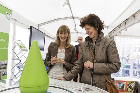 Wissenschaftsministerin Dr. Eva-Maria Stange am Stand des Leibniz-Instituts für ökologische Raumentwicklung (IÖR). Foto: CHRISTIAN HÜLLER FOTOGRAFIE