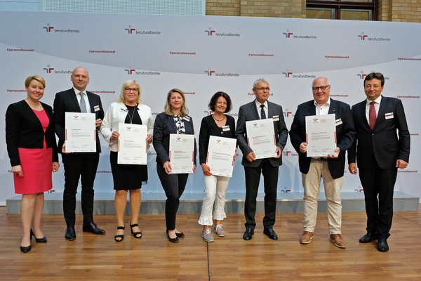 Bundesfamilienministerin Franziska Giffey (links) mit den zertifizierten Institutionen und Unternehmen aus Niedersachsen, Sachsen-Anhalt und Sachsen. Foto: berufundfamilie, Thomas Ruddies / Christoph Petras