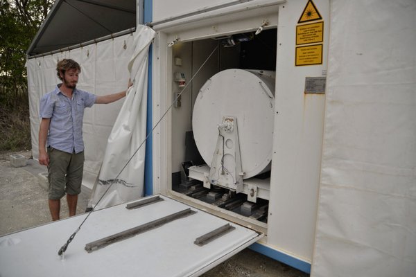 Moritz Haarig bereitet die Lidar-Messung vor.  Foto: Michael Jähn/TROPOS