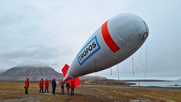 BELUGA kurz vor dem Start mit Blick auf den Kongsfjord und wolkenverhangenen Bergen. Foto: André Ehrlich, Universität Leipzig