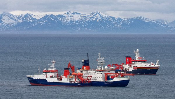 FS Maria S. Merian, Polarstern und Sonne beim Wechsel vor Spitzbergen. Foto: Leonard Magerl