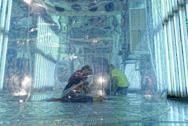 An ACTRIS beteiligen sich europaweit weit über 100 Forschungseinrichtungen aus 22 Ländern. Neben Observatorien und mobilen Messplattformen spielen auch Simulationskammern und Labore eine wichtige Rolle. Dort werden Prozesse in der Atmosphäre im Experiment nachgestellt. Eine dieser Simulationskammern ist die Leipziger Aerosolkammer (ACD-C), in der photochemische Prozesse in der Atmosphäre untersucht werden.  Foto: Tilo Arnhold, TROPOS