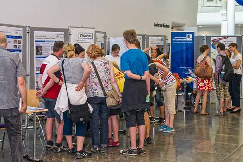 IfL, IOM und TROPOS präsentierten ihre Forschung im Neuen Augusteum der Universität am Augustusplatz und hatten viele Fragen wissensdurstiger LeipzigerInnen zu beantworten. Foto: Tilo Arnhold, TROPOS