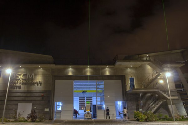 Aktuell sind am OSCM im Hafen von Mindelo zwei Lidar-Geräte in Betrieb: Das Nationale Observatorium von Athen (NOA) misst mit EVE vom Boden (Mitte) und TROPOS mit PollyXT vom Dach aus (rechts). Die Spezialtechnik wurde auf den Kapverdischen Inseln aufgebaut, um im Juni/Juli in der Hauptsaison den Saharastaub messen zu können und so die „Aeolus Tropical Atlantic Campaign“ zu unterstützen. Foto: Edson Silva Delgado, Etfilmes / OSCM
