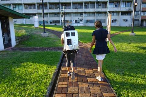 13.05.15: Mobile Partikelmessungen mit dem Rucksack. Der Rundgang beginnt und endet immer am Manila Observatory.