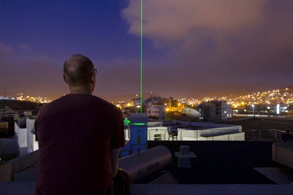 Ein Lidar vom TROPOS untersucht seit dem 29. Juni die Atmosphäre über Mindelo auf Cabo Verde und liefert damit wichtige Daten zum Staub für die „Aeolus Tropical Atlantic Campaign“ des ESA-Windsatelliten Aeolus. Foto: Edson Silva Delgado, Etfilmes / OSCM