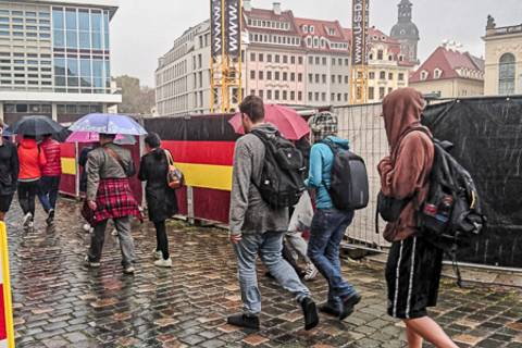 Tag der Deutschen Einheit: Neumarkt am Vormittag des 3.10. Foto: Tilo Arnhold, TROPOS
