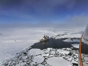 Der Eisbrecher und sein driftendes Freiluftlabor. Foto: Stephan Schön, Sächsische Zeitung