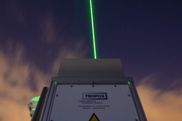 Forschende des TROPOS haben im Juni rechtzeitig zur Staubsaison die Anlage auf dem Dach des des Ocean Science Centre Mindelo (OSCM) in Betrieb genommen. Foto: Edson Silva Delgado, Etfilmes / OSCM