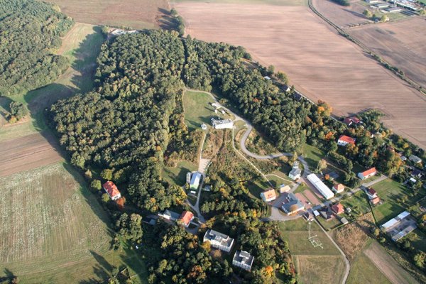 Das Meteorologische Observatorium Lindenberg – Richard-Aßmann- Observatorium (MOL-RAO) ist eines von zwei Forschungsobservatorien des Deutschen Wetterdienstes (DWD). Die Station in Brandenburg konzentriert sich dabei auf die Vertikalsondierung der Atmosphäre (Lindenberger Säule) und arbeitet unter anderem an der Weiterentwicklung des operationelles Messnetzes des DWD.  Foto: Ulrich Görsdorf, DWD