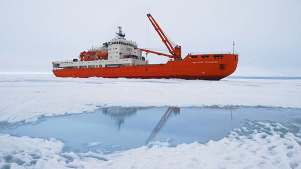 Auf dem russischen Forschungseisbrecher "Akademik Tryoshnikov" will die Expedition in den kommenden Monaten die Antarktis umrunden. Foto: AARI