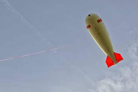 Langsam verschwindet der Ballon samt den Probensammlern nach oben. Foto: Tilo Arnhold/TROPOS