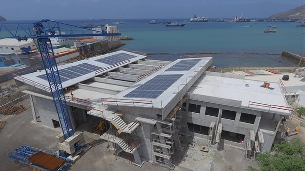 Aktuelle Luftaufnahme des Ocean Science Centre Mindelo, Kap Verde. Auf dem Flachdach rechts ist bereits die Lucke für das Lidar zu sehen. Foto: Filipe Mandl