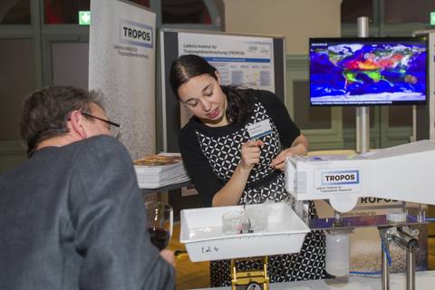 Am Stand von TROPOS: Wolkenchemie und Klima.