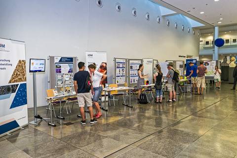 IfL, IOM und TROPOS präsentierten ihre Forschung im Neuen Augusteum der Universität am Augustusplatz und hatten viele Fragen wissensdurstiger LeipzigerInnen zu beantworten. Foto: Tilo Arnhold, TROPOS