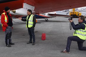 Spiegel-Reporter Marco Evers und Fotograf Frank Dietz interwiewen Professor Manfred Wendisch, den Leiter der Acloud-Kampagne auf Spitzbergen. Foto: Kerstin Heymach, arktis-zeichenblog.eu 