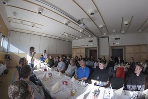 Nach vier Wochen Messkampagne jetzt das erste gemeinsame Essen: Die Teams von ACLOUD und PASCAL treffen sich zum Erfahrungsaustausch in Spitzbergen. Foto: Tobias Doktorowski, Universität Leipzig