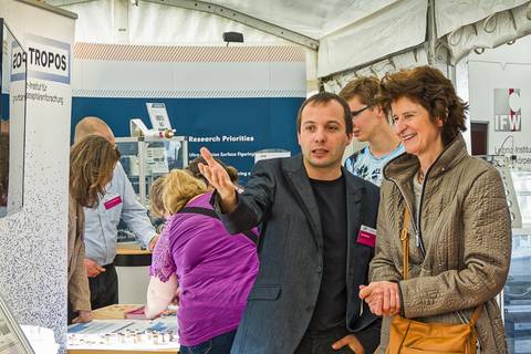 Wissenschaftsministerin Dr. Eva-Maria Stange am Stand des Leibniz-Instituts für Troposphärenforschung (TROPOS). Foto: Honey Alas, TROPOS