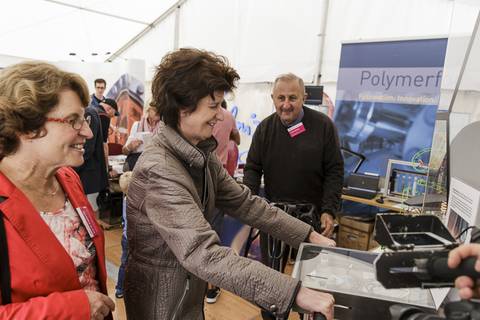 Wissenschaftsministerin Dr. Eva-Maria Stange am Stand des Leibniz-Instituts für Polymerforschung Dresden (IPF) . Foto: CHRISTIAN HÜLLER FOTOGRAFIE