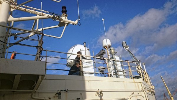 Die Messtechnik für Aerosole und Wolken an der Reeling angebracht des russischen Forschungseisbrechers Akademik Tryoshnikov angebracht, um möglich frei die Luft in der Antarktis untersuchen zu können. Foto: Silvia Hennig, TROPOS