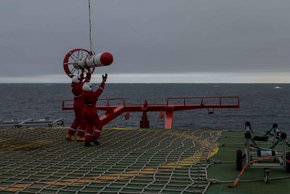 Die Schleppsonde zur Eisdickenmessung (EM-Bird) wird nach einem Messflug auf dem Helikopterdeck von Polarstern eingefangen. Foto: Marcel Nicolaus 