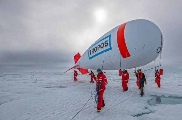 Der Fesselballon von TROPOS und Uni Leipzig im Einsatz auf der Eisscholle.  Foto: Lianna Nixon, University of Colorado / AWI