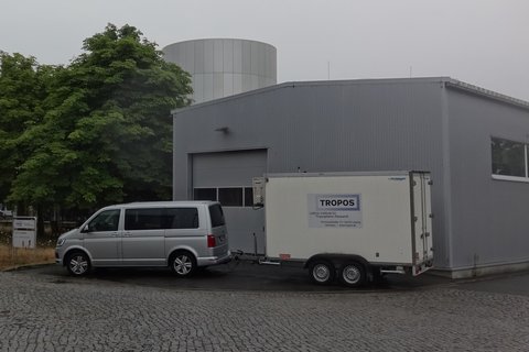 TROPOS-Trailer vor dem Wolkenturm